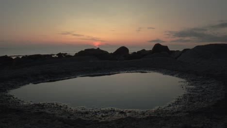 Lapso-De-Tiempo-De-Una-Hermosa-Puesta-De-Sol-En-La-Costa-De-Lofoten-En-Noruega