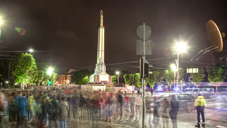 Toma-De-Lapso-De-Tiempo-De-Miles-De-Personas-Que-Protestan-En-La-Ciudad-De-Riga-Contra-Las-Restricciones-De-COVID-19-Por-La-Noche---Letonia,-Europa