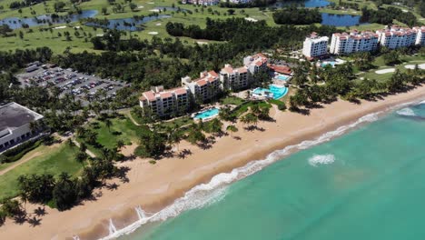 Complejo-Vacacional-Con-Playa-Dorada-Y-Piscina-Azul-Mar-Azul-Y-Olas