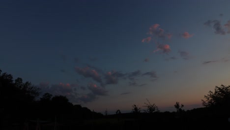 Imágenes-En-Tiempo-Real-De-Una-Hermosa-Puesta-De-Sol-Con-Nubes-Rosadas,-Cielo-Azul-Y-Luna-Saliendo-En-Borgoña,-En-El-Sur-De-Francia