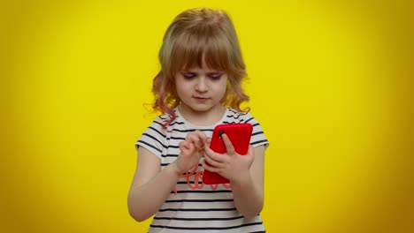 Niña-Mirando-La-Pantalla-Del-Teléfono-Inteligente-Sinceramente-Regocijándose-Por-Ganar,-Mensaje-Con-Buenas-Noticias,-Suerte-De-éxito