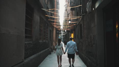 Couple-in-love-walking-through-the-streets-of-Barcelona