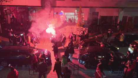 Aficionados-Al-Fútbol-Marroquí-Celebrando-La-Victoria-Contra-España-En-El-Mundial-De-2022-En-Las-Calles-De-Darmstadt,-Alemania