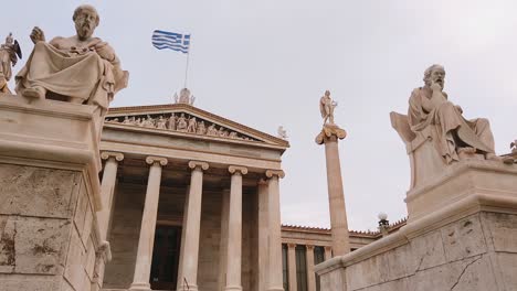 Toma-Panorámica,-Estatuas-De-Platón,-Sócrates,-Atenea-Y-Apolo-En-La-Academia-De-Atenas.