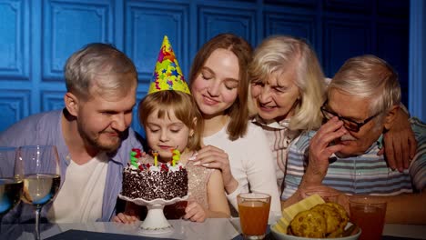 Adorable-Niña-Comiendo-Pastel-Pidiendo-Deseos,-Divirtiéndose,-Celebrando-La-Fiesta-De-Cumpleaños-Con-La-Familia