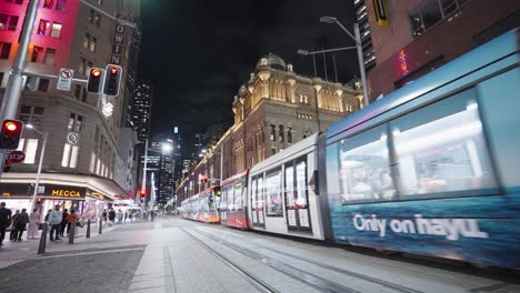 Straßenbahn-Fährt-Nachts-Durch-Die-Moderne-Stadt,-Queen-Victoria-Building,-George-Street,-Sydney,-Australien