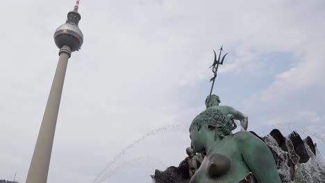 Fuente-Del-Dios-Romano-Neptuno-En-El-Centro-De-La-Ciudad-De-Berlín,-Alemania