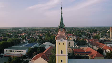 Filmische-Weitwinkel-Drohnenaufnahme-Des-Halbfertigen-Kupferdachs-Eines-Tempels-In-Ostungarn