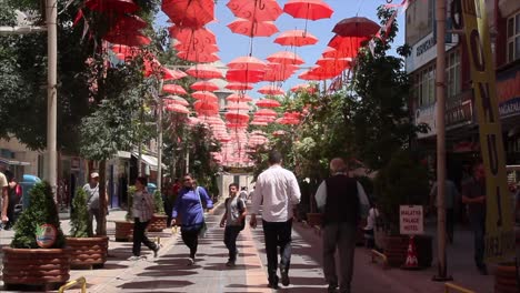 Malatya---Turquía---7-De-Julio-De-2017:-Calle-Con-Sombrillas