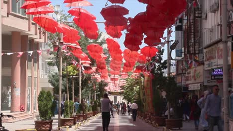 Malatya---Türkei---7.-Juli-2017:-Straße-Mit-Sonnenschirmen