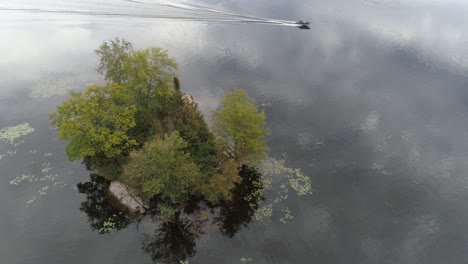 Auf-Einem-Einwöchigen-Angelausflug-Mit-Meiner-Familie-Entdeckte-Ich-Diese-Kleine-Insel,-Die-Ganz-Allein-Dalag-Und-Keine-Besucher-Hatte.