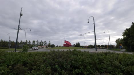 Big-Tulip-Sculpture-In-a-Roundabout,-Handsheld-Wide-Angle-Wide-Shot