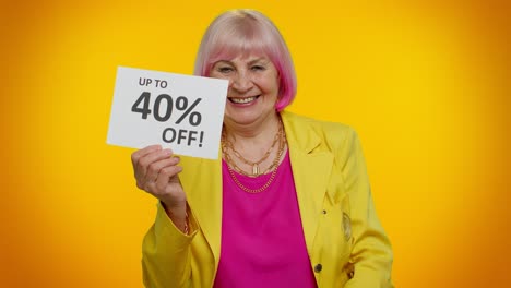 Ältere-Oma-Frau-Zeigt-Einkaufstüten-Und-Bis-Zu-40-Prozent-Rabatt-Auf-Aufschriften-Banner,-Black-Friday