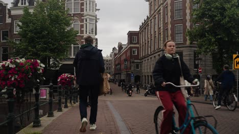 People-Walking-Near-Keizersgracht-541-Along-The-Streets-Of-Stadsherstel-In-Amsterdam,-Netherlands