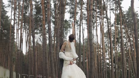 Encantadores-Recién-Casados-Novia-Caucásica-Novio-Bailando-En-El-Parque,-Besándose,-Familia-De-Pareja-De-Bodas