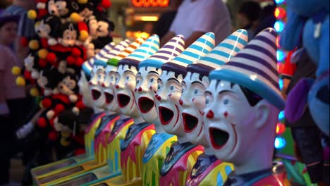 Popular-retro-carnival-games,-laughing-clowns-turning-its-head-from-left-to-right-and-right-to-left,-close-up-shot