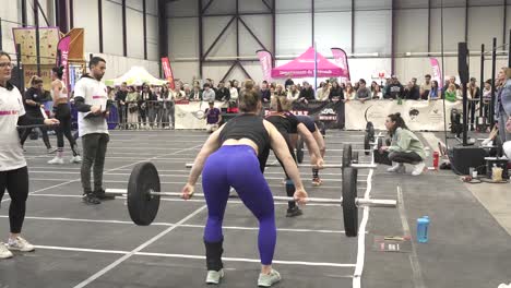 Toma-En-Cámara-Lenta-De-Varias-Atletas-Femeninas-Compitiendo-En-Un-Evento-De-Crossfit