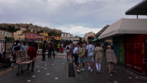 Calle,-Tiendas-Y-Gente-Del-Antiguo-Mercado-Con-Casas-Al-Fondo