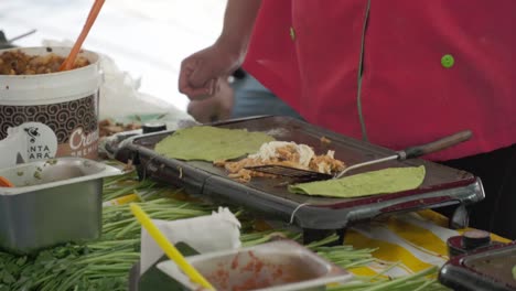 Koch-In-Einem-Streetfood-Geschäft-Bereitet-Ein-Rezept-Für-Einheimisches-Mexikanisches-Essen-Zu