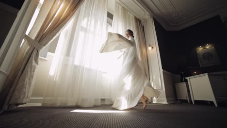 Novia-Vestida-De-Boudoir-Cerca-De-La-Ventana,-Preparativos-De-La-Mañana-De-Boda,-Mujer-Vestida-De-Noche-Y-Velo