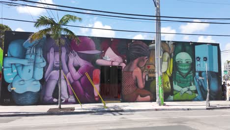 Colorful-street-art-mural-at-Wynwood-Walls-in-Miami,-USA