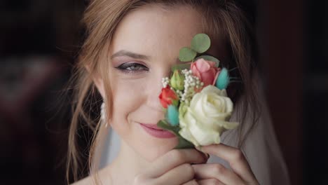 Hermosa-Y-Encantadora-Novia-En-Camisón-Y-Velo.-Mañana-De-Boda.-Ramo-De-Novia.