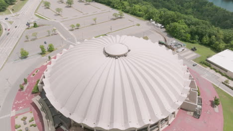 Das-Coliseum,-Heimat-Der-West-Virginia-University-Mountaineers-College-Basketball-Teams-In-Morgantown,-West-Virginia-Mit-Drohnen-Video-Zurückziehen