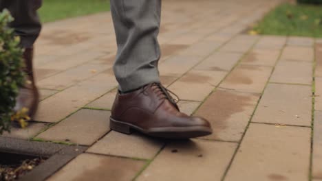 Piernas-De-Un-Hombre-De-Negocios-Elegante-Con-Zapatos-De-Cuero-Caminando-Por-El-Callejón-Del-Parque-En-Un-Cálido-Día-De-Otoño,-Cámara-Lenta