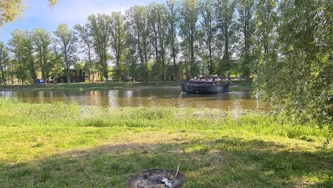 Großes-Holzboot-Jommu-Segelt-Auf-Dem-Fluss-Emajogi-In-Tartu