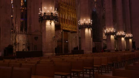 Un-Hermoso-E-Histórico-Interior-De-Catedral-Adornado-Con-Intrincados-Vitrales-Y-Estructuras-Doradas,-Que-Crean-Una-Sensación-De-Asombro-Y-Grandeza-Atemporal.