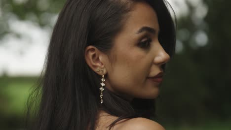 Retrato-De-Cerca-De-Una-Mujer-Joven-Con-Cabello-Negro-Y-Labios-Rojos.