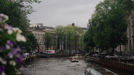 Canal-Cruise-Boats-In-The-Historic-City-Of-Amsterdam,-Netherlands,-Europe