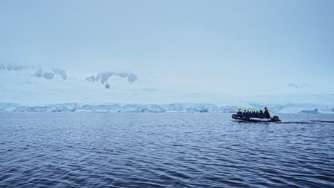 Excursión-En-Barco-Por-La-Antártida,-Excursión-En-La-Península-Antártica,-Experiencia-De-Viaje-En-La-Península-Antártica-En-El-Mar-Del-Océano-Austral-En-Una-Aventura-En-Un-Bote-Zodiac-En-Una-Increíble-Experiencia-De-Viaje-única