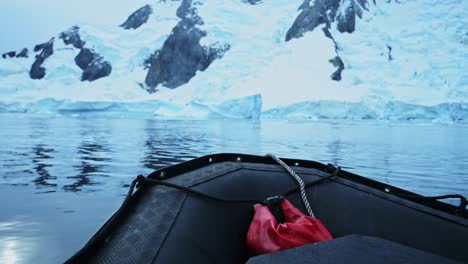 Excursión-En-Barco-Por-La-Antártida,-Excursión-En-La-Península-Antártica,-Experiencia-De-Viaje-En-La-Península-Antártica-En-El-Mar-Del-Océano-Austral-En-Una-Aventura-En-Un-Bote-Zodiac-En-Una-Increíble-Experiencia-De-Viaje-única