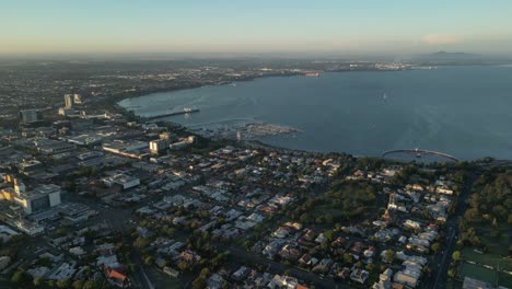 Luftaufnahme-Von-Oben-Auf-Moderne-Häuser-In-Einem-Vorort-In-Australien-Direkt-Am-Meer