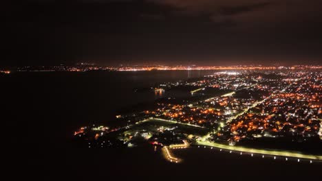 Vista-Aérea-Panorámica-De-La-Ciudad-Por-La-Noche.