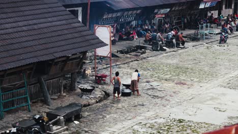 Personas-En-Un-Pueblo-Tradicional-Cocinando-Al-Aire-Libre-En-La-Isla-De-Nias,-Indonesia