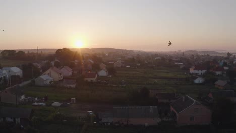 Luftaufnahme-Per-Drohne-über-Dem-Alten-Dorf-Bei-Sonnenaufgang.-Schwalbenvögel-Fliegen-In-Großen-Schwärmen