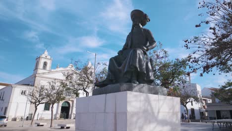 Estatua-Del-Infante-Dom-Henrique-En-La-Praça-Infante-Dom-Henrique,-Lagos,-Algarve,-Portugal