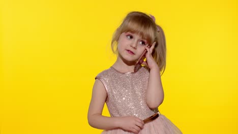 Smiling-kid-girl-5-6-years-old-using-speaking-talking-on-mobile-cell-phone-conducting-conversation