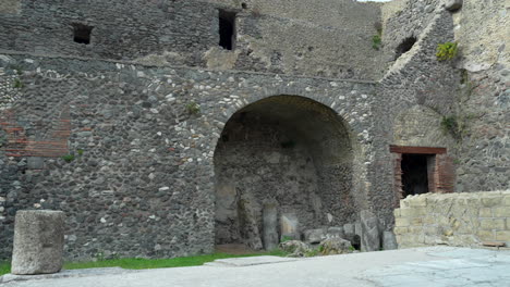 Stone-exterior-walls-of-the-ancient-Roman-city-of-Herculaneum-in-Naples,-Italy