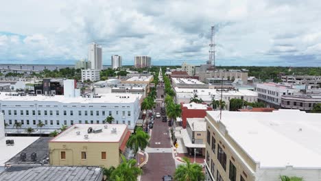 Calle-Principal-Con-Palmeras-En-El-Centro-De-Fort-Myers-Durante-Un-Día-Nublado