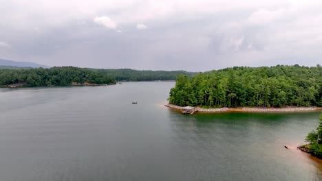 Vista-Aérea-Sobre-Un-Barco-En-El-Lago-James-En-Carolina-Del-Norte