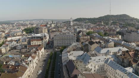 Vista-Aérea-Con-Drones-De-La-Ciudad-Europea-De-Lviv,-Ucrania,-Vuelo-Sobre-La-Popular-Parte-Antigua-Del-Casco-Antiguo