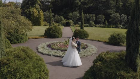 Recién-Casados,-Novio-Caucásico-Con-Novia-Caminando,-Abrazando,-Abrazos-En-El-Parque,-Pareja-De-Novios