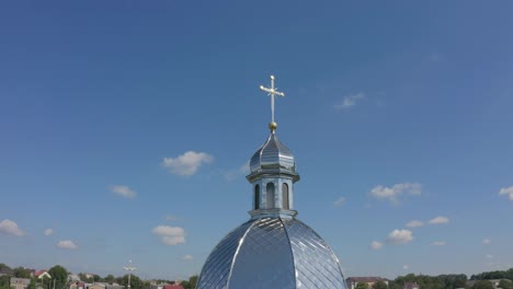 Kuppel-Der-Kirche.-Luftaufnahme.-Traditionelle-Alte-Kirche-In-Einem-Kleinen-Dorf-In-Der-Ukraine.-Hintergrund-Des-Blauen-Himmels