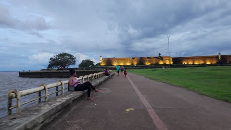 Stroll-along-Macapá's-waterfront,-showcasing-restaurants-and-the-Amazon-River's-edge