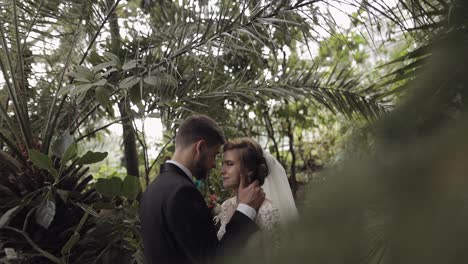 Frischvermählte.-Kaukasischer-Bräutigam-Mit-Braut-Im-Park.-Hochzeitspaar.-Glückliche-Familie