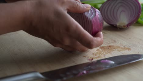 Schuss-Von-Zwiebeln-Schneiden-Spezielle-Zutaten-Zum-Kochen-Einer-Mahlzeit-Zwei-Dosen-Bohnen-Reis-Kochbanane-Avocado-Rote-Zwiebel-Und-Koriander