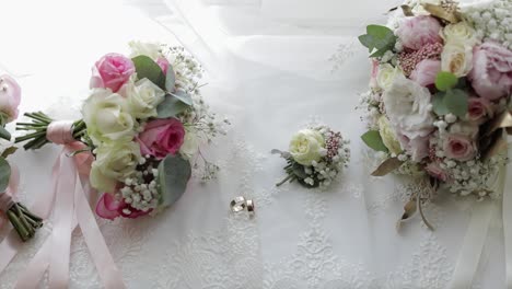 Hermosos-Ramos-De-Novia-Con-Anillos-De-Boda-Cerca-De-La-Ventana-Sobre-Cortinas-Blancas